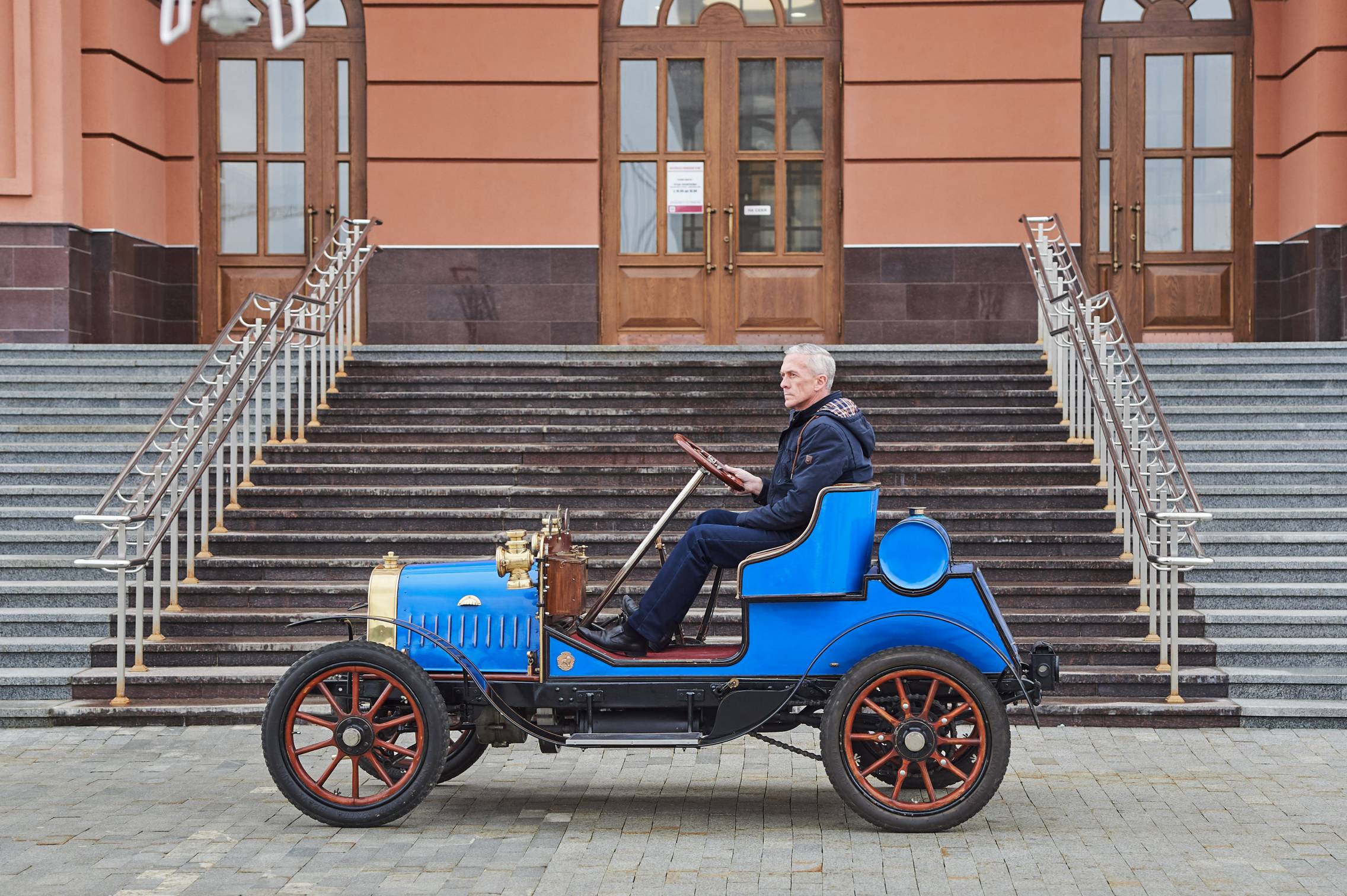 Столетний автомобиль французских промышленников  приехал в Екатеринбург 