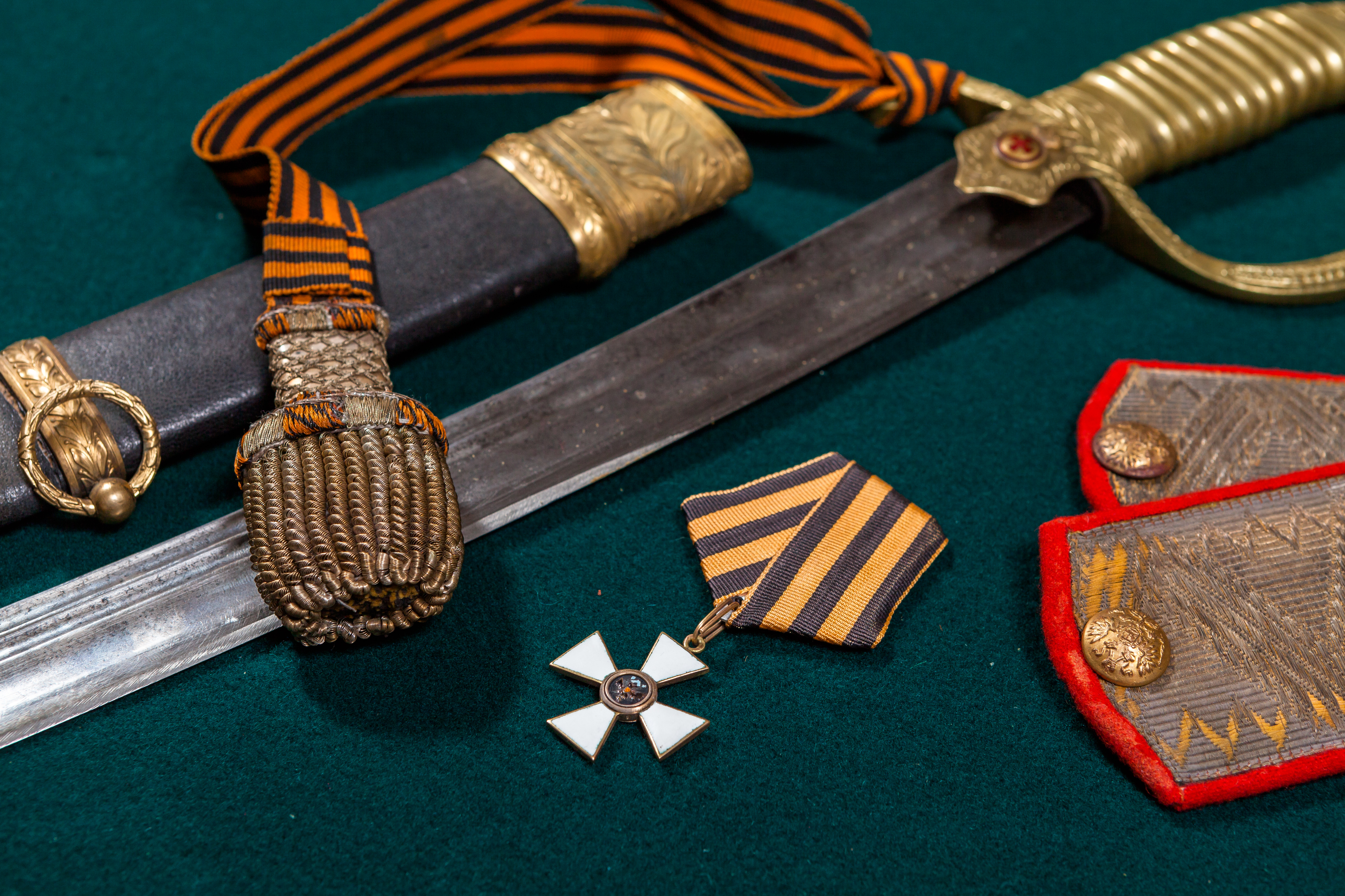 Коллекция наград, униформы и оружия